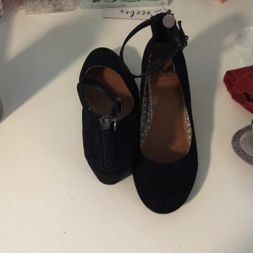 Daisy Fuentes black suede wedges